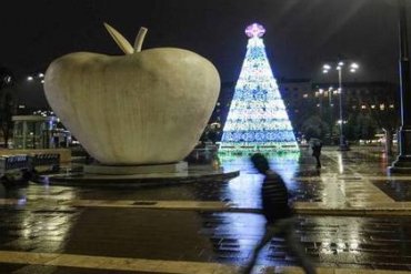 В Милане африканец полез снимать крест с рождественской елки