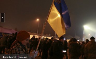 В «Борисполе» сотни людей встречали освобожденных из плена украинцев