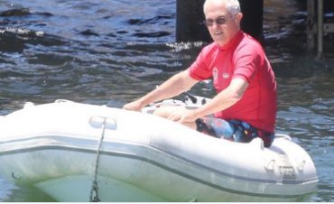 Премьера Австралии оштрафовали за фото в лодке без спасательного жилета