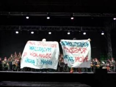 «Кремлевский рашизм – вон за Дон!»: проукраинские поляки сорвали концерт ансамбля имени Александрова