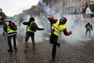 На акции протеста в Париже задержаны более 1300 человек