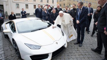 Lamborghini папы римского Франциска разыграют в лотерею