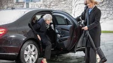 Мэй приехала к Меркель, но не смогла выйти из машины