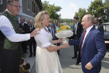 Глава МИД Австрии объяснила, зачем пригласила Путина на свадьбу