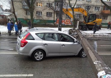 В Киеве фонарный столб упал на автомобиль