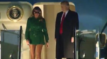 Мелания Трамп вышла из самолета без штанов