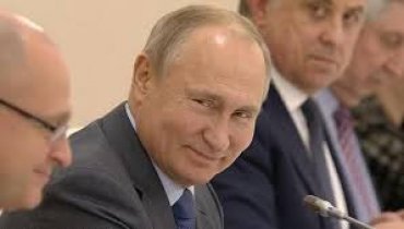 Путин подписал закон, запрещающий продажу смартфонов без российских приложений