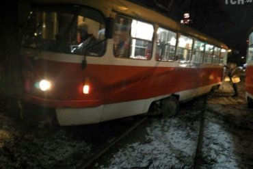 В Киеве трамвай сошел с рельсов и врезался в дерево