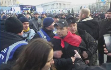 Журналист пытался попасть яйцом в Порошенко на Майдане