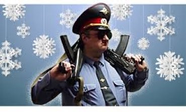 Российские полицейские  «для поднятия настроения» к Новому году вырезают снежинки