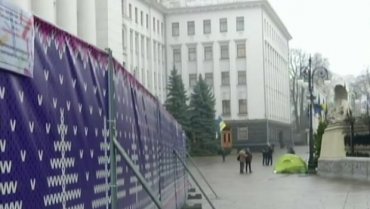 Перед офисом Зеленского заливают каток, чтобы не было митингов