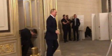 Зачем Путину в туалете 6 человек охраны?