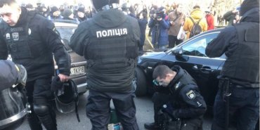 Под Радой начались столконвения с полицией
