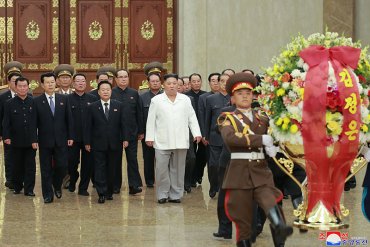 Ким Чен Ын почтил память отца в восьмую годовщину его смерти