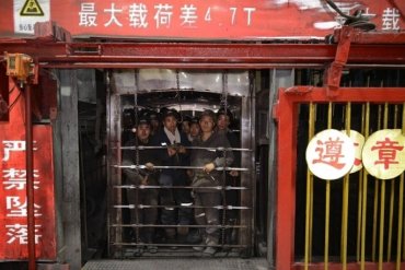 13 китайских шахтеров провели под землей 80 часов и остались живы