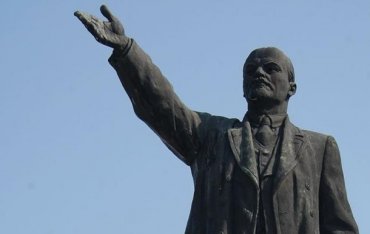 В Украине снесли один из последних памятников Ленину
