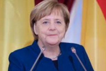 Меркель намерена продлить санкции против России