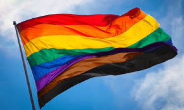 Американца посадили на 15 лет за сожженный флаг ЛГБТ