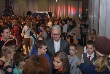 Российских школьников перед губернаторской елкой обязали сдать анализы и пройти врачей