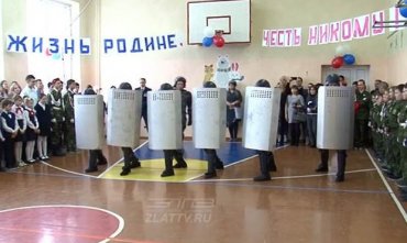 «Палкой сверху — бей!»: российский спецназ выступил перед школьникам