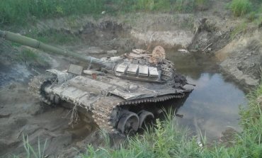 Украинские военные достали из болота брошенный боевиками российский танк