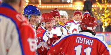 Путин ночью сыграл в хоккей на Красной площади