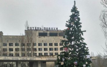 В Припяти установили елку впервые после аварии на ЧАЭС