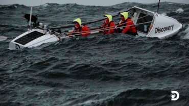 Шесть человек впервые пересекли на гребной лодке самый широкий пролив на Земле