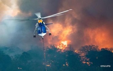 В Австралии лесной пожар заблокировал на пляже тысячи людей