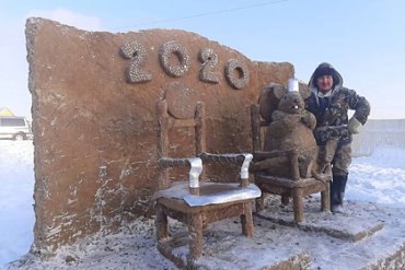 Якутский скульптор слепил из навоза символ 2020 года