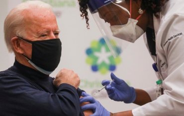 Байден сделал прививку против коронавируса в прямом эфире CNN