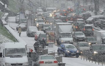 В Киеве пробки из-за снега: на каких улицах проблемы