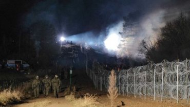 На границе с Польшей белорусы ночью обстреляли осветительные мачты