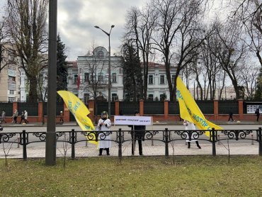 Возле посольства Китая в Киеве прошел странный мини-митинг с требованием вернуть “Мотор Сич”