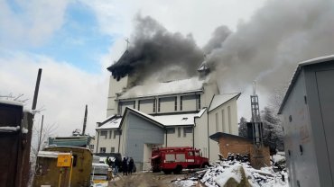 На Львовщине загорелся католический храм: есть пострадавшие