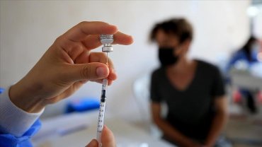 Украинцев будут вакцинировать третьей дозой от COVID-19: кто получит