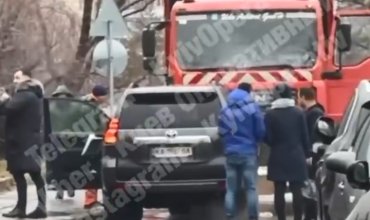 В Киеве Toyota въехал в мусоровоз пока ее водитель дрался с прохожим