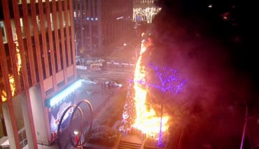 В центре Нью-Йорка бездомный сжег 15-метровую рождественскую елку