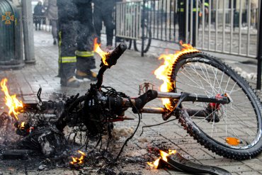 В центре Львова загорелся электровелосипед: тушили пожарные. Видео