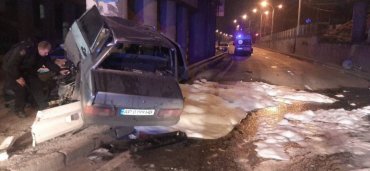 В Запорожье ВАЗ на скорости влетел в опору моста: водителя вырезали специнструментом