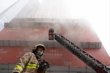 В Гонконге горит Всемирный торговый центр: более 300 человек оказались в ловушке на крыше