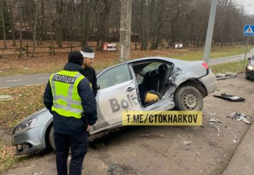 В Харькове такси столкнулось с легковушкой: пассажиры вылетели из салона