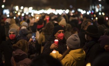 Десятки тысяч жителей Вены зажгли свечи в память о жертвах COVID-19