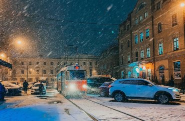 Киев засыпает снегом и сковывает пробками: водителей предупредили об опасности