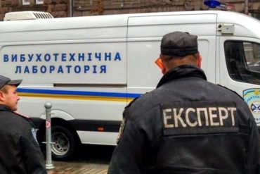 В Бердянске ищут взрывчатку в 12 городских школах: всех эвакуировали