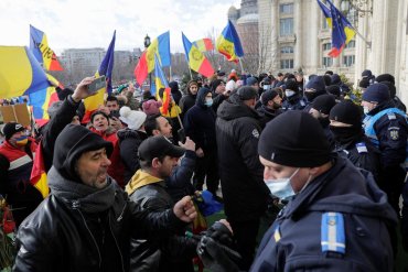 В Румынии антивакцинаторы штурмовали парламент