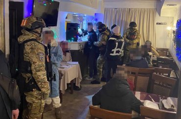 Разводили мужчин на деньги в фейковом кафе: в Киеве разоблачили группу мошенниц