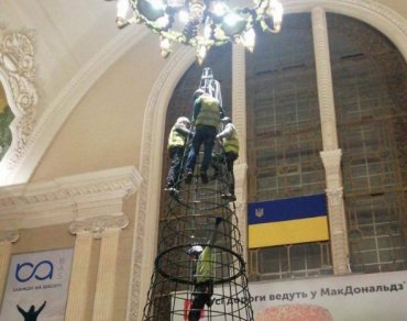Искала даже военная контрразведка: на Центральном вокзале Киева таки ставят елку