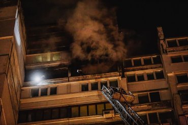 В Киеве ночью горела квартира в многоэтажке: людей эвакуировали