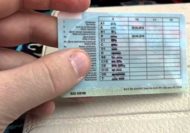 В Украине начинают выдавать водительские удостоверения по-новому: что изменилось